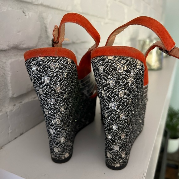 Stylish Black and Silver Wedge Sandals - Picture 4 of 5